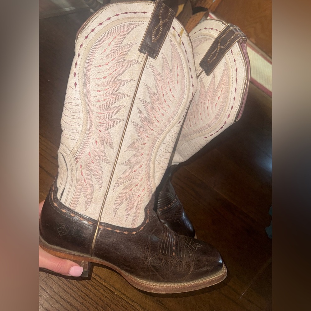 Ariat Two-Tone Western Boots in Brown and Cream - Picture 2 of 4